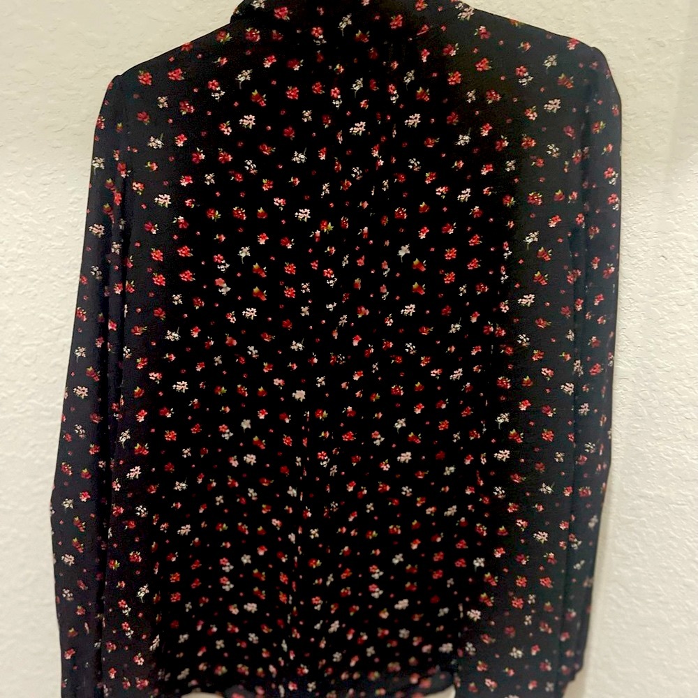 🌸 Chic Black Floral Blouse✨Effortlessly Elegant – M